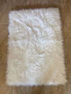 Ivory Faux Fur Accent Rug – Soft & Fluffy – 29” x 42”