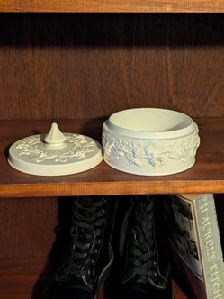 Ofetruria barlaston Wedgewood embossed jewelry holder