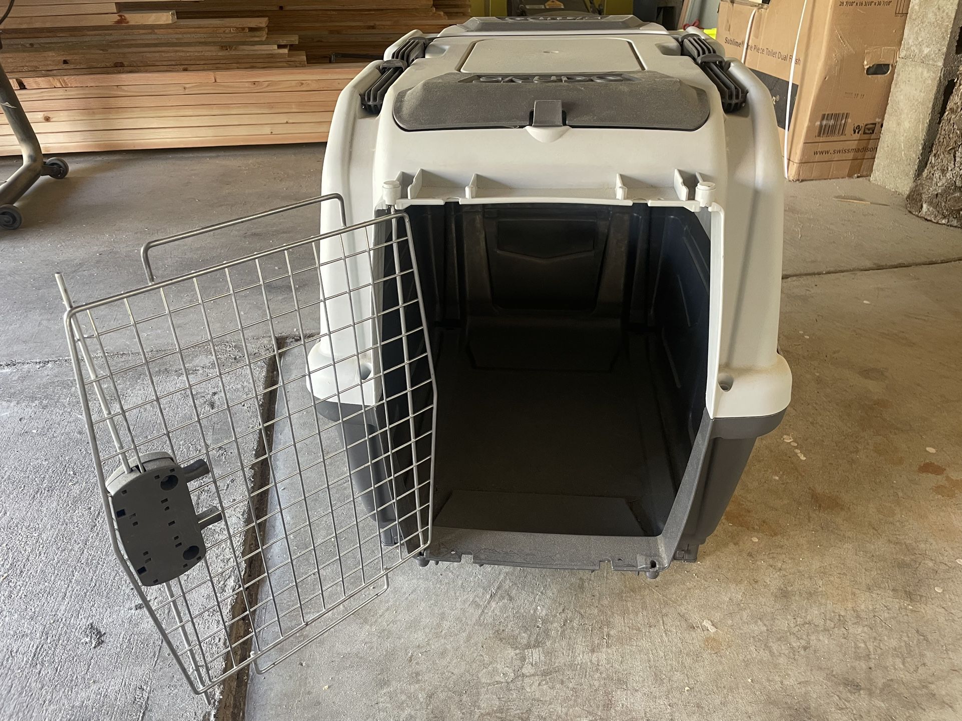32” Skudo Deluxe Dog Kennel