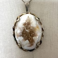 Agate Gold Tone Oval    Vintage Pendant Necklace 