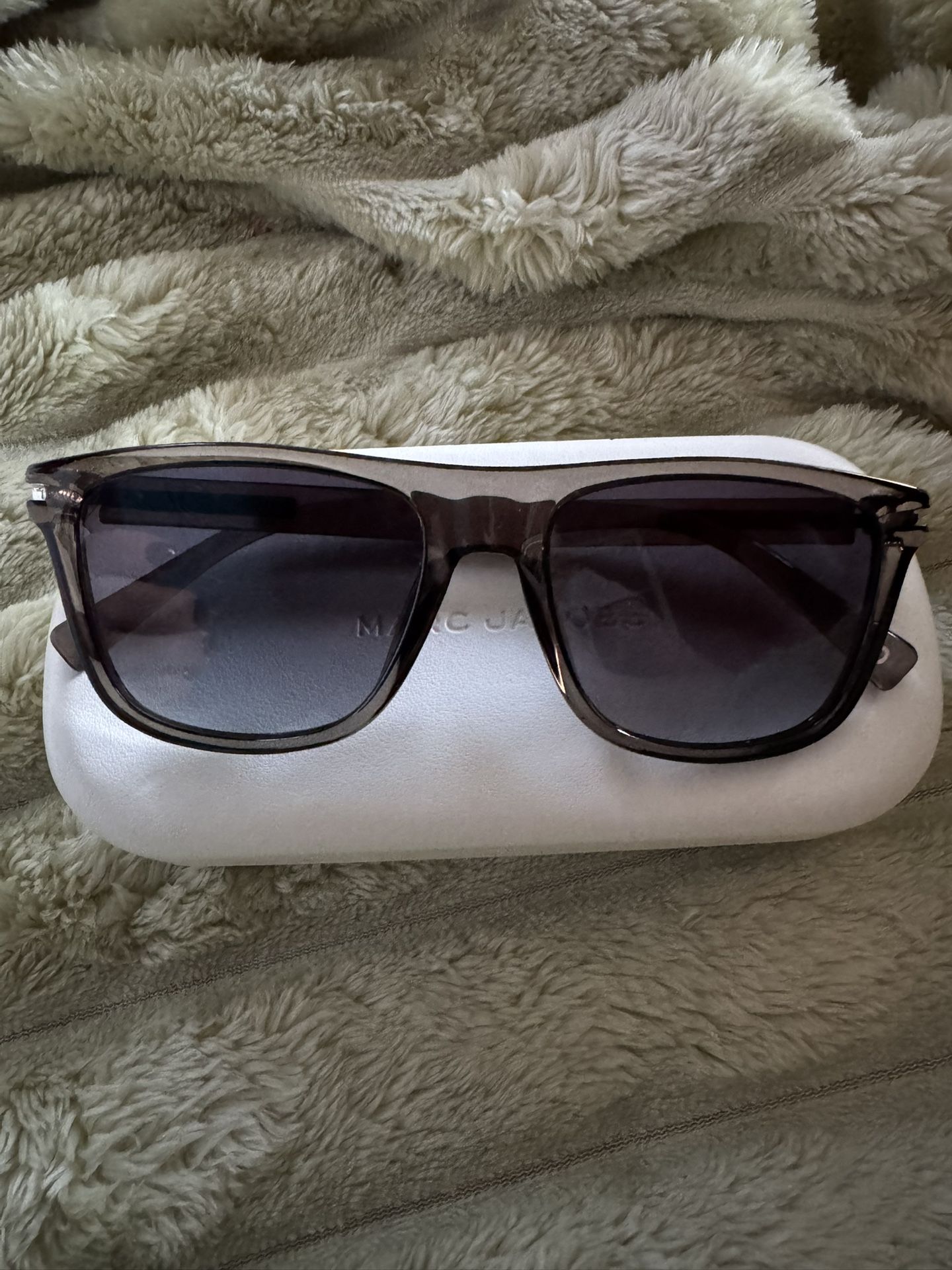 EUC Marc Jacobs Unisex Sunglasses with hard case 221/S R6590
