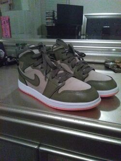 Jordans size 2y. Asking price 10 bucks