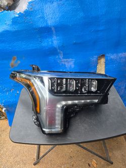 2022-2026 TOYOTA TUNDRA HEADLIGHT PASSENGER SIDE SMALL SCRATCH ON THE GLASS CHECK PIC PLEASE 
M64769