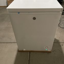 GE Garage Ready 5.1 cu. ft. Manual Defrost Chest Freezer in White 