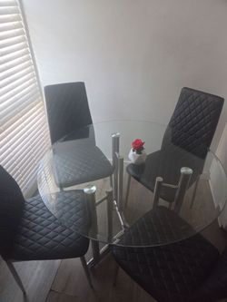 Mesa de comedor con 4 silas de metal..mediana