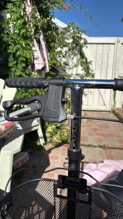 Knee scooter