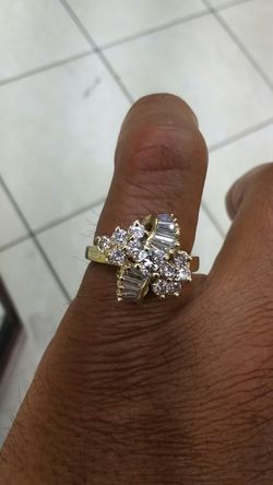 14K diamond ring 1.50 ct Diamonds total .35 ct Diamond center 6.4 grams