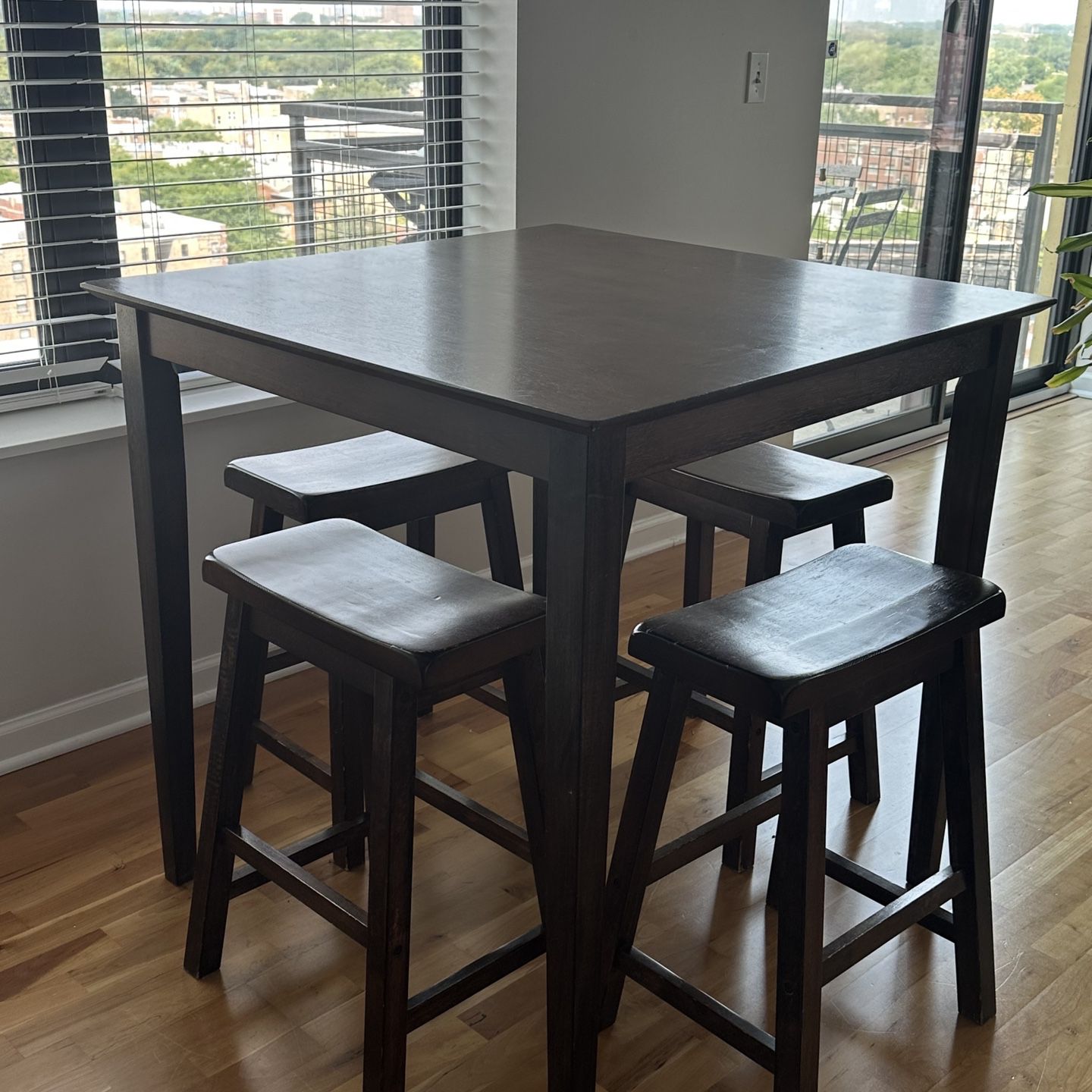 Dinning room Table With 4 Barstools