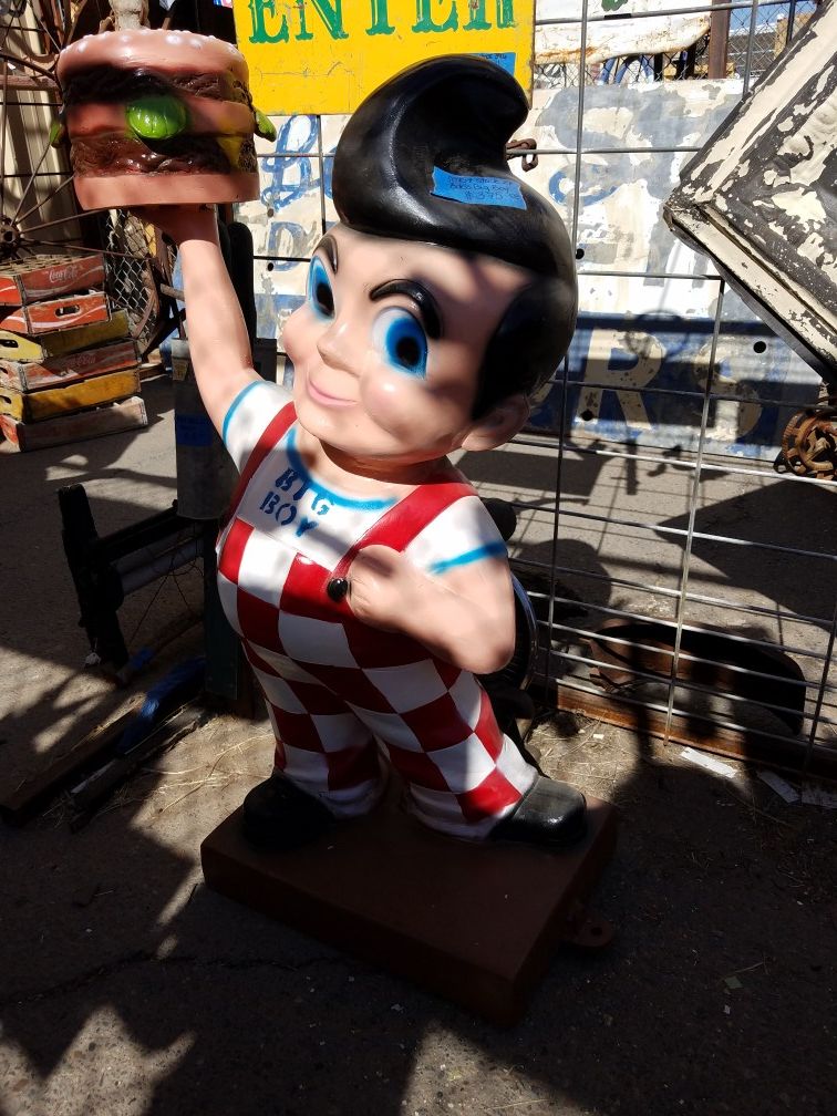 41" Bob's big boy statue