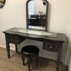 Beautiful Solid Wood Vanity With Mirror &Stool