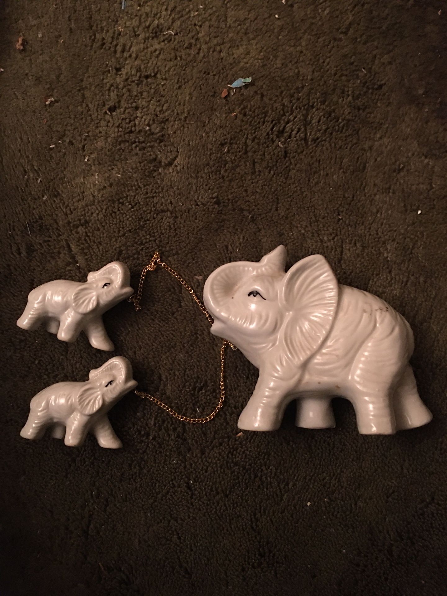 BRAND NEW CERAMIC ELEPHANT WITH TWO BABIES WITH PAINTED EYES π $20.00
