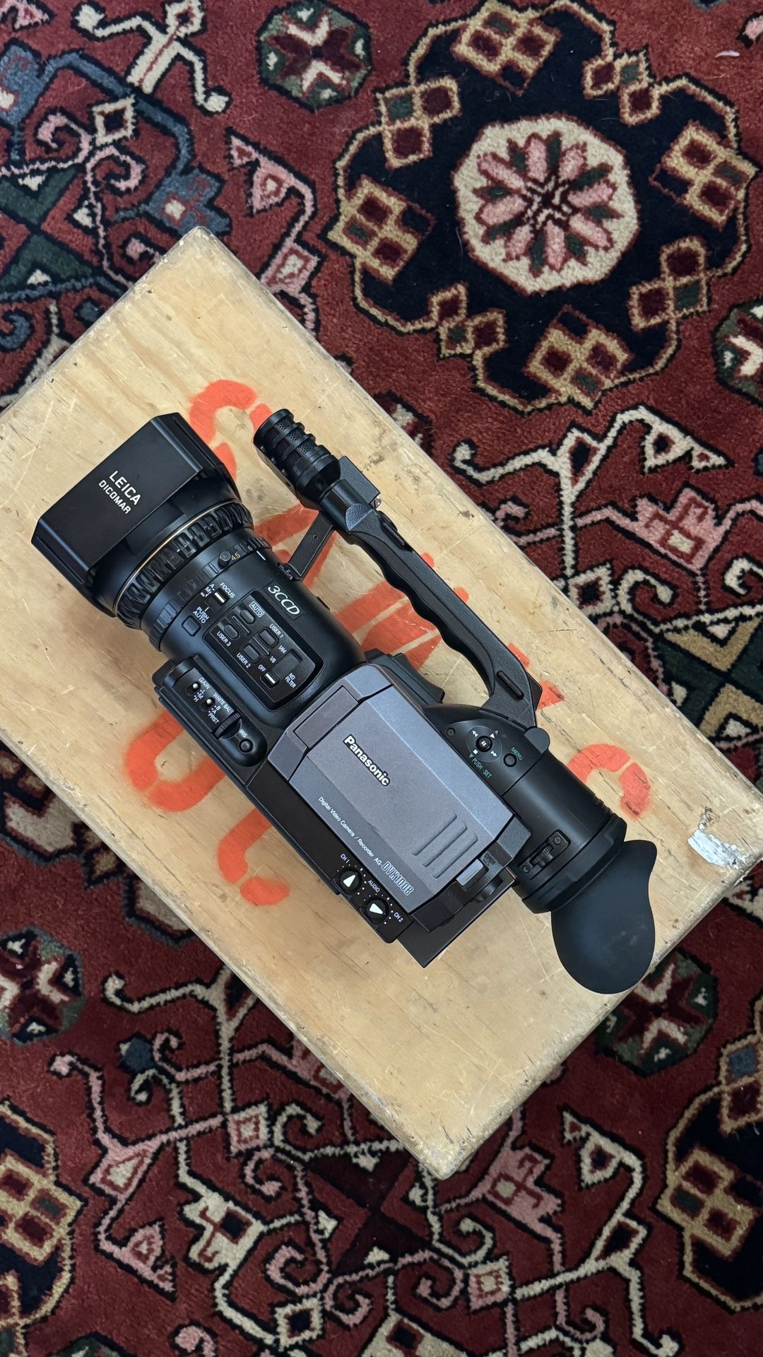 MINT LEICA PANASONIC AG-DVX100B 3CCD MINI DV CAMCORDER VIDEO CAMERA
