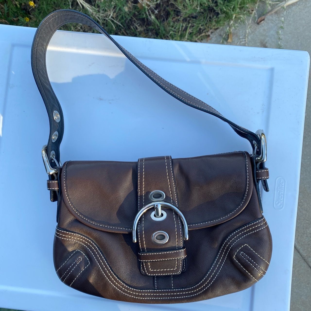 2000s Genuine Leather Brown Coach Shoulder Bag With Contrast Stitching