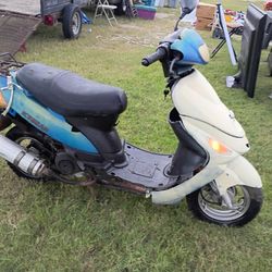 Vendo Esta Scooter De Gasolina Prende Y Corre Bien OJO No Tiene Titulo Pero Yo Le Doy Mi Copia De Mi ID Tiene Detalles Pintura Y Color Pido $380 Dolar