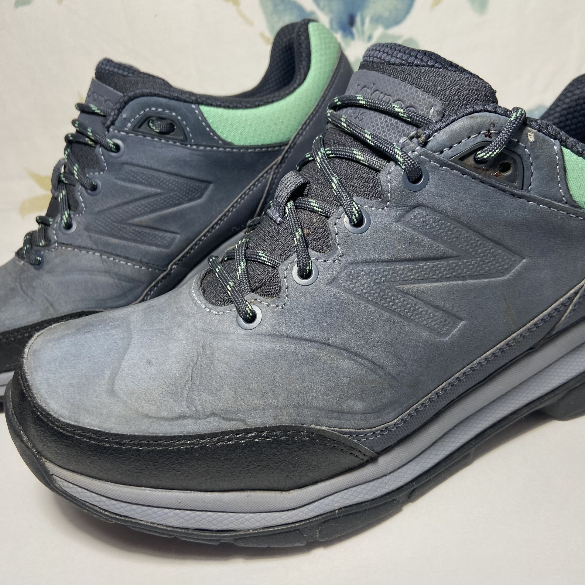 New Balance 1300 Trail Walking Shoes / Women’s Size 9