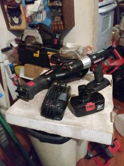 CRAFTSMAN 19.2 VOLT SAWZALL & 3/8 DRIVE DRILL + BUILT IN LEVEL + CHARGER & BATTERY BOTH WORK GREAT