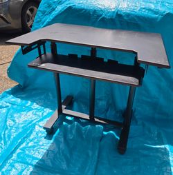 Adjustable height standing desk