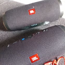 Son 2 Bocinas Bluetooth JBL Charger 3 En Buenas Condiciones Trabajando Bien Con Su Cargador $50 Cada Una 