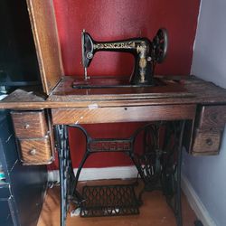 Singer Antique Sewing Machine With Cabinet.