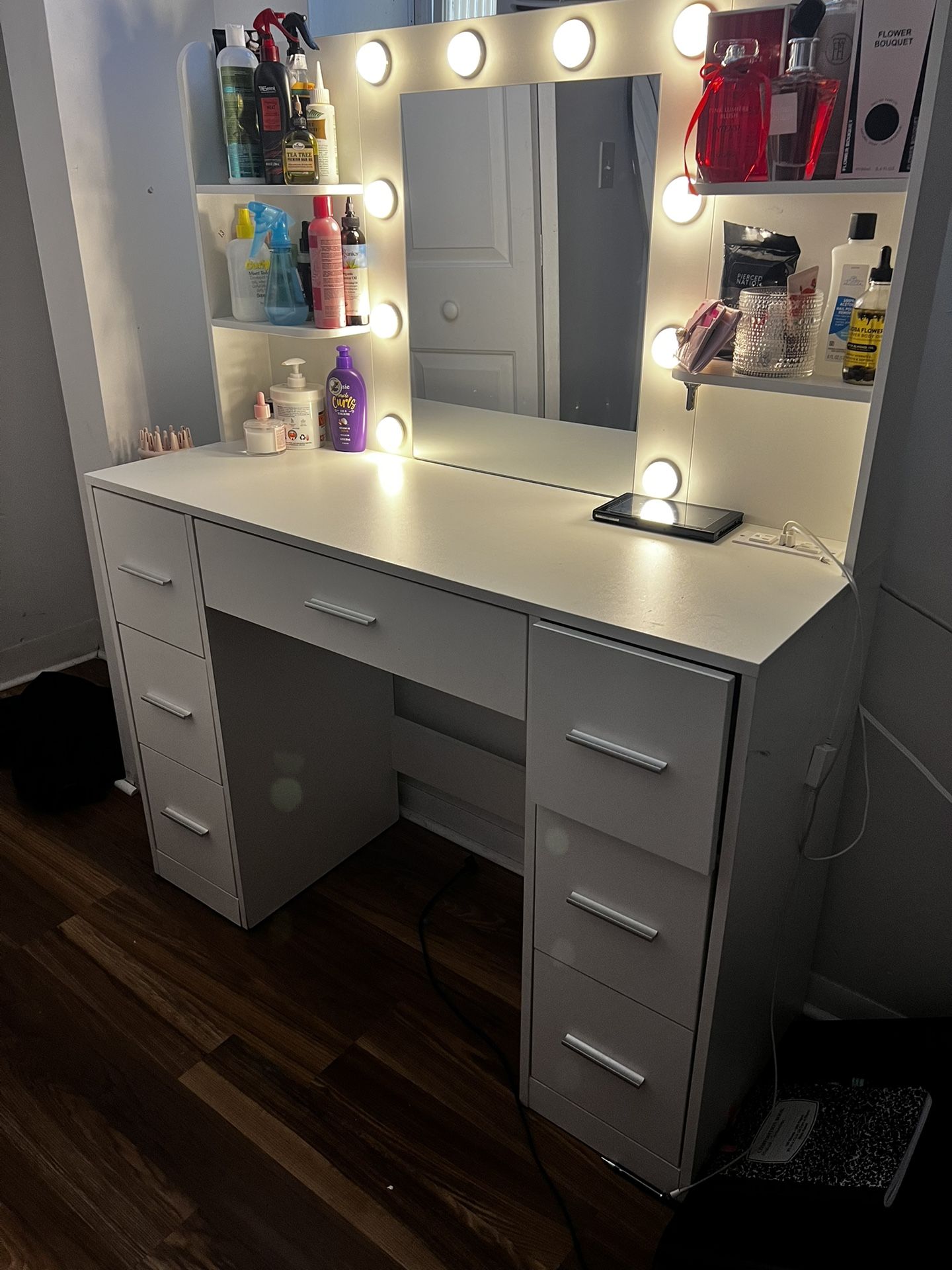 White Vanity With Lights And 6 Drawers
