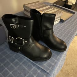 Stylish black boots 