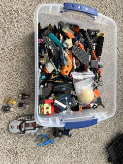 Random Box of Star wars legos with several Minifigs