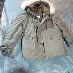 Like new. Vintage 1982 U.S. Military N-3B Extreme Cold Weather Parka - Size Medium - Excellent Condition
