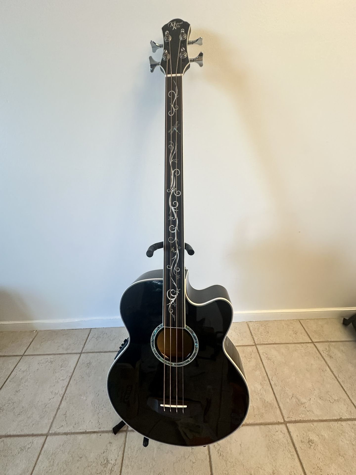 MICHAEL KELLY DRAGONFLY FRETLESS 4 (ACOUSTIC BASS GUITAR) + GIG BAG + STAND