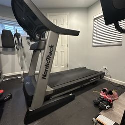NordicTrack Treadmill Commercial 2450 iFit 24" Touchscreen