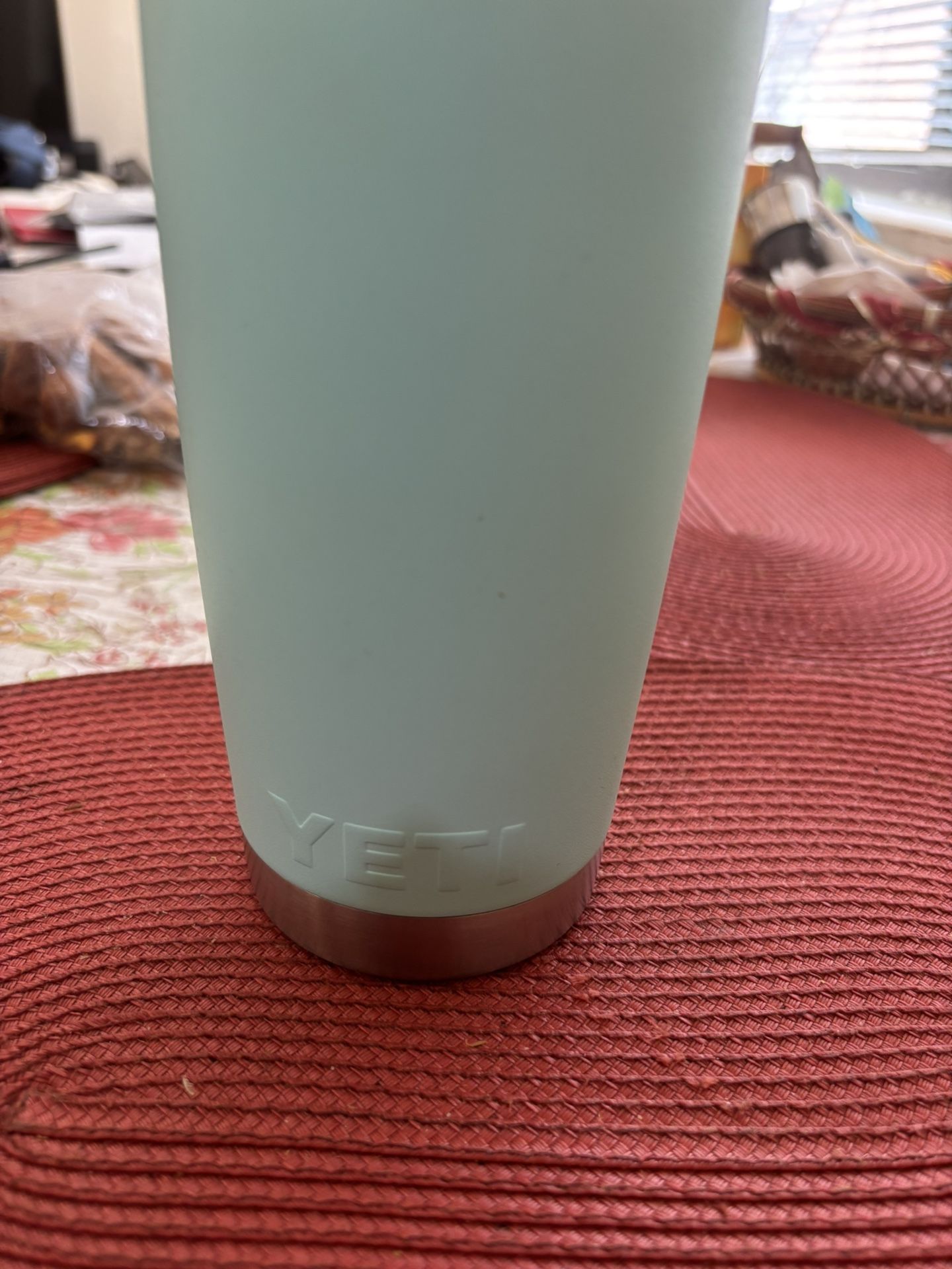 YETI Rambler 20 oz Tumbler – Seafoam – Excellent condition