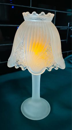 Beautiful Partylite Fairy lamp. “Clairmont ” . Lovely swirl design on shade