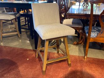 Stylish Swiveling Barstool in Off-White