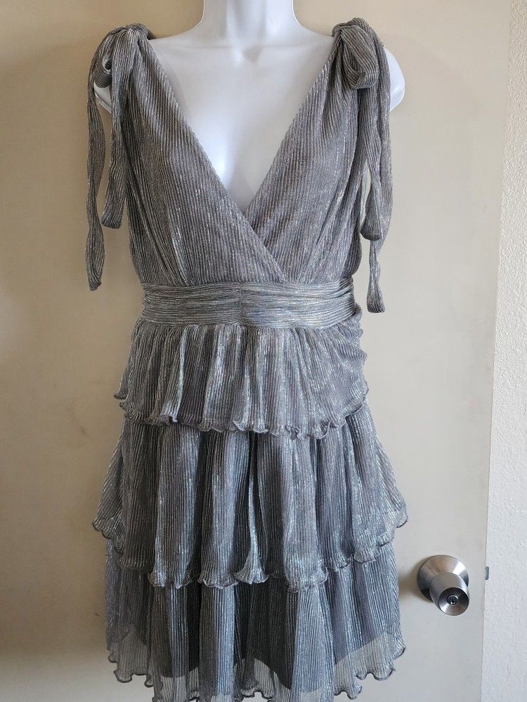 DRESS SIZE M, NEVER WORN.