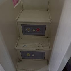 Cama para niña (detalle las escaleras están peladas le falta pintura ) pero está en muy buen estado viene con cajoneras