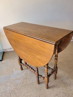Vintage droplets table with twisted turned legs