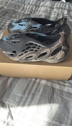 Yeezy Foam Runner “MX Carbon” 