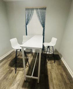 Table w/3 chairs/ Free Delivery !!!