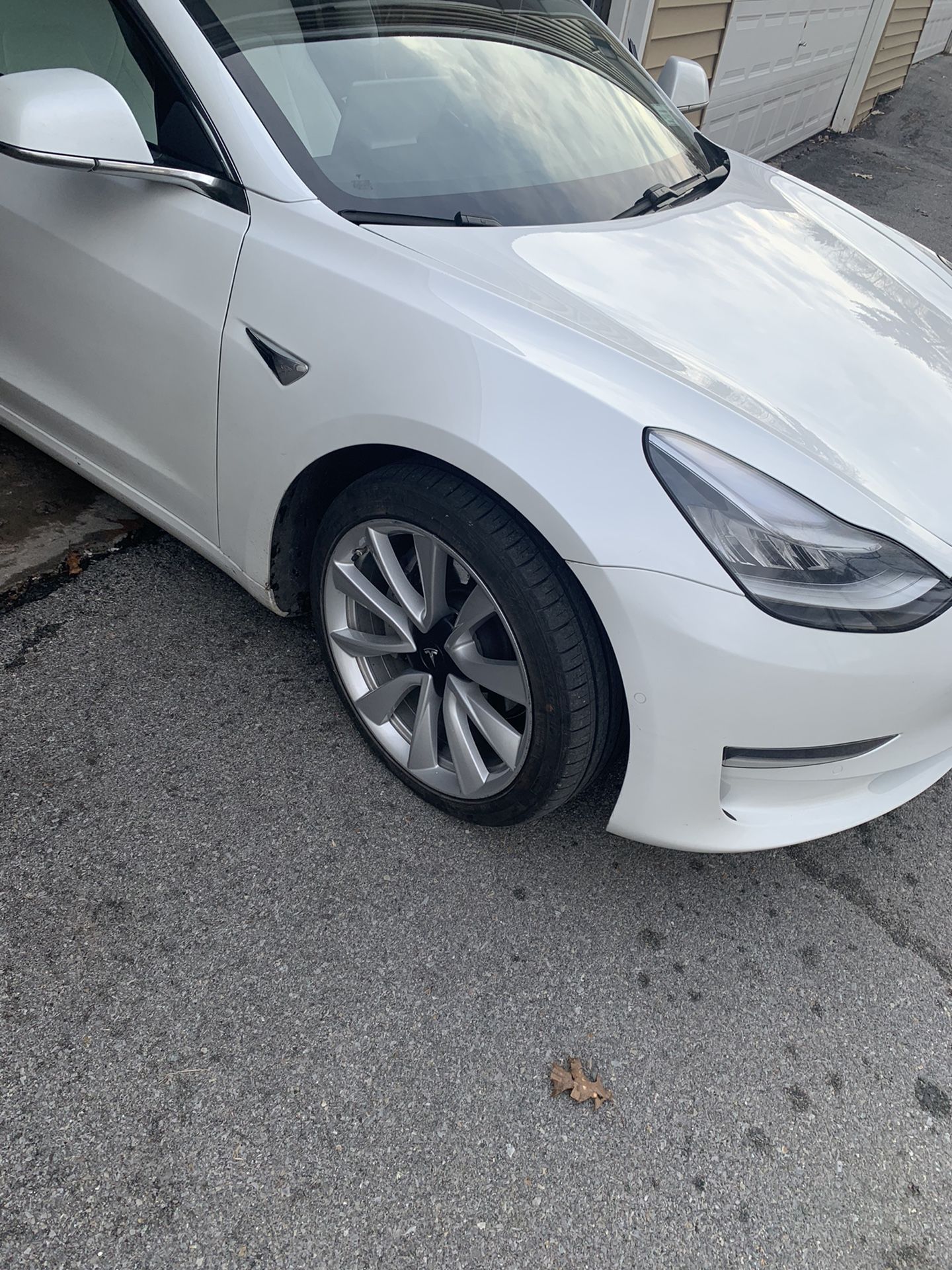 Selling 19 inch rims Tesla model three Brand New have receipts paid 2900 selling for 1500