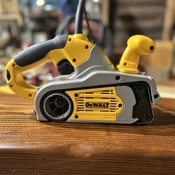 HEAVY- DUTY DEWALT BELT SANDER