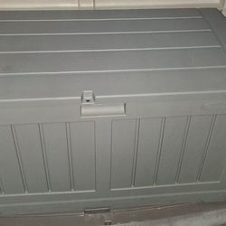 Like New Suncast 50 Gallon Storage Lock Box Bin  Organizer Trunk Chest Hideaway Cushions Boat Pool Deck Spa Garden 