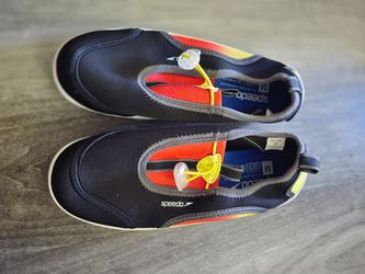 Kids Speedo water shoes size M