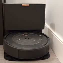 Roomba J5+ Vacuum & Mop Combo – Like New 