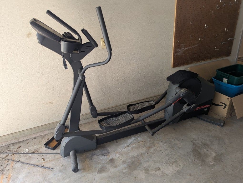 Life Fitness X5 elliptical exercise machine Cross trainer
DELIVERY MIGHT BE POSSIBLE
Be sure to take a look at all the other items I have listed for