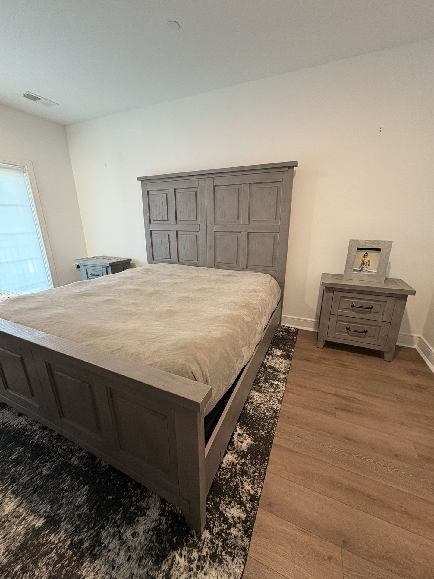 Bobs King Bedroom Set 2 Night Stands And Dresser Had To Go Moving 