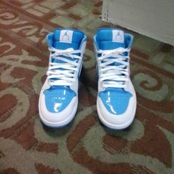 North Carolina Air Jordans Size 12 Men's 