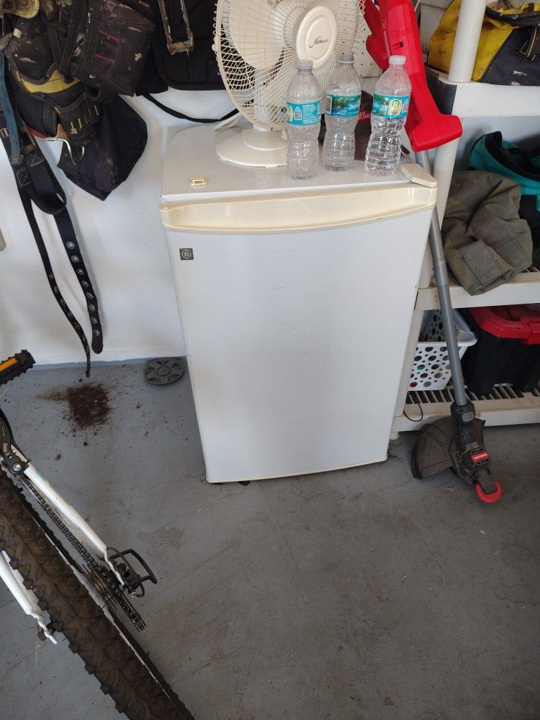 GE Mini Fridge