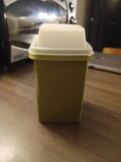 Tupperware "Pick-A-Deli" pickle keeper