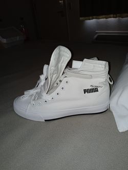 Womans Pumas
