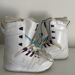 Nike snowboard Boots- WMN SIZE9 - Run Small 