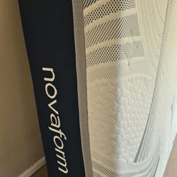 [Almost New] Queen Novaform Mattress - (Costco)Bought Sept 2025 (Only 6 months used!)